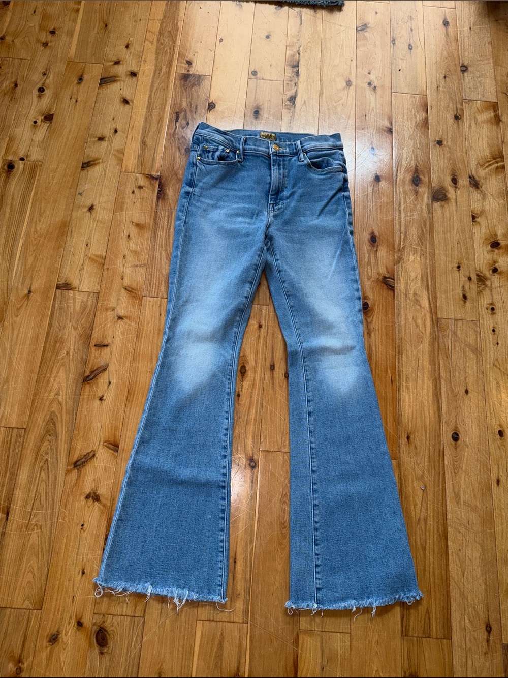 MOTHER Jeans 28 The Weekender Frayed Hem in Glow Up - Picture 3 of 6